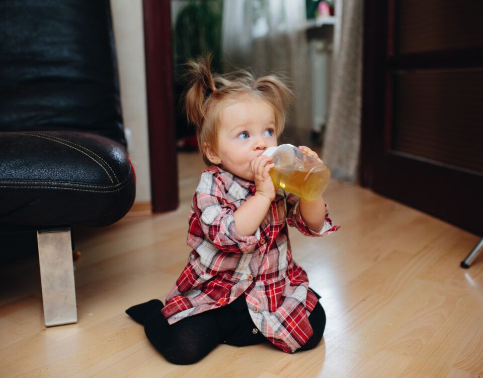 Ceai pentru colici la bebeluși