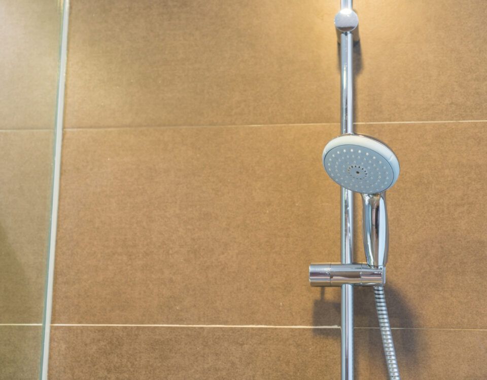 Coloană de duș fixată pe perete în baie.