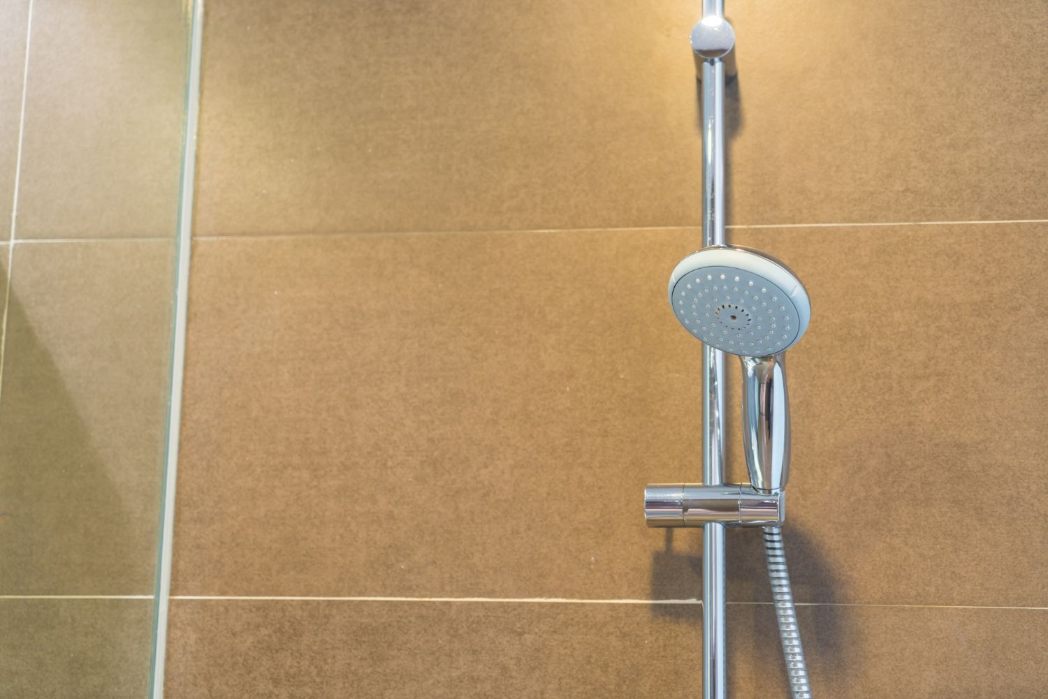 Coloană de duș fixată pe perete în baie.