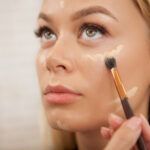 Fond de ten pentru ten gras aplicat sub ochi.