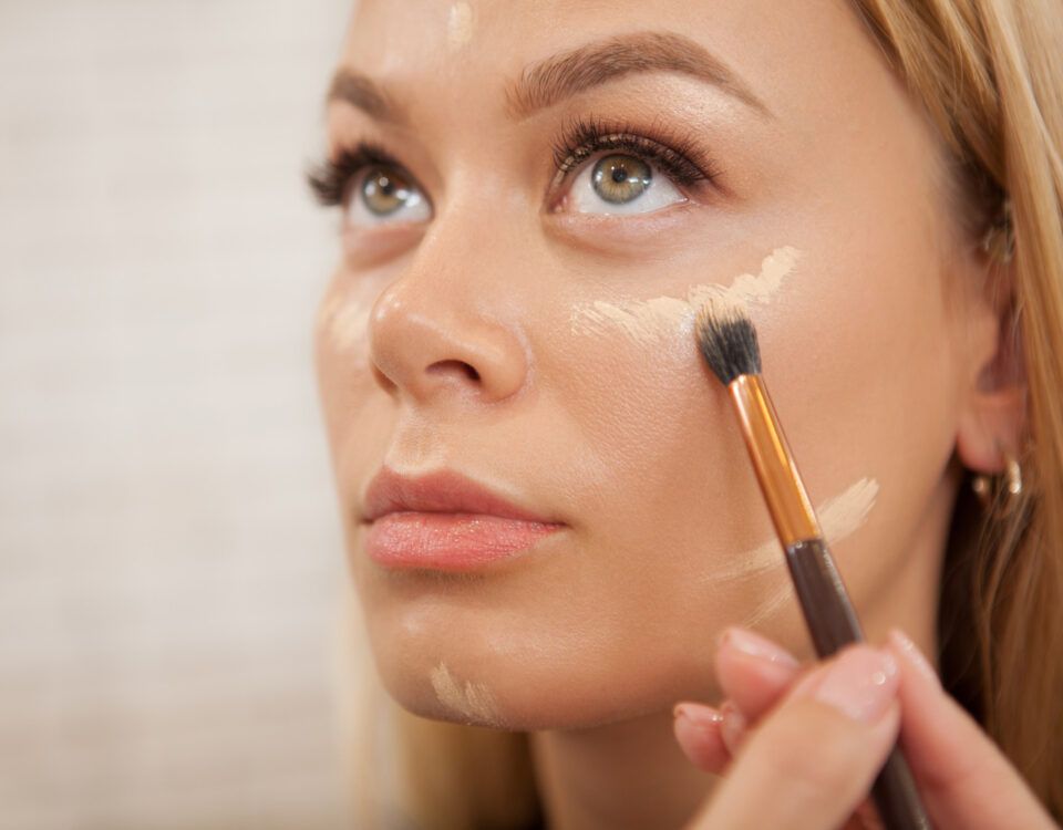 Fond de ten pentru ten gras aplicat sub ochi.