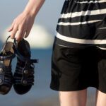 Sandale de plajă, ținute în mână.